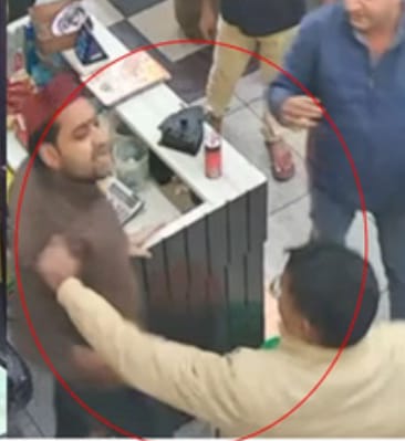 नशे में धुत दरोगा व सिपाही ने होटल में की तोड़फोड़ वीडियो वायरल होने पर सिपाही व दरोगा निलंबित।