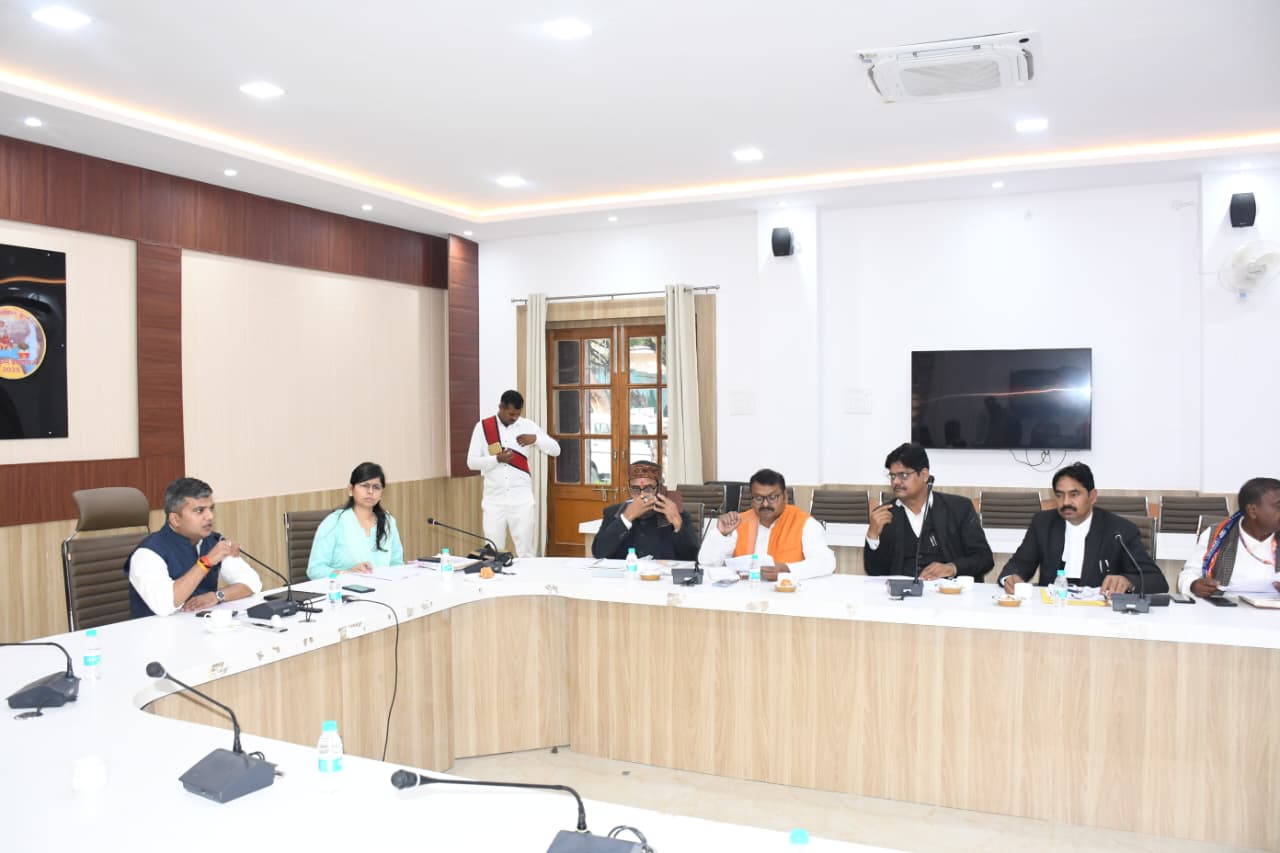 जिलाधिकारी ने राजनैतिक दलों के प्रतिनिधियों के साथ विशेष प्रगाढ़ पुनरीक्षण कार्यक्रम के सम्बंध में की बैठक।