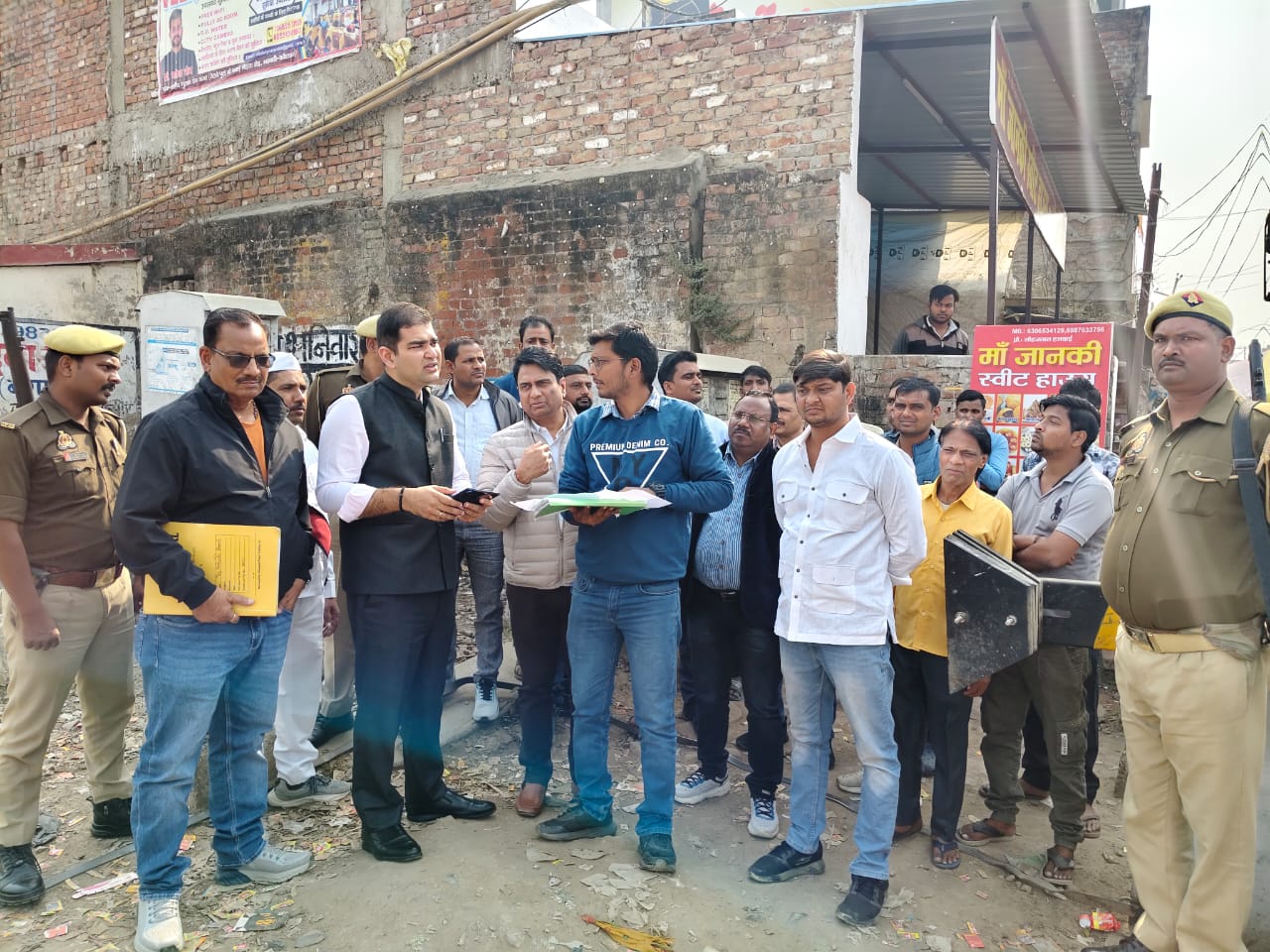 जिलाधिकारी ने भरवारी में प्रस्तावित अण्डरपास के दृष्टिगत वस्तुस्थिति का लिया जायजा।