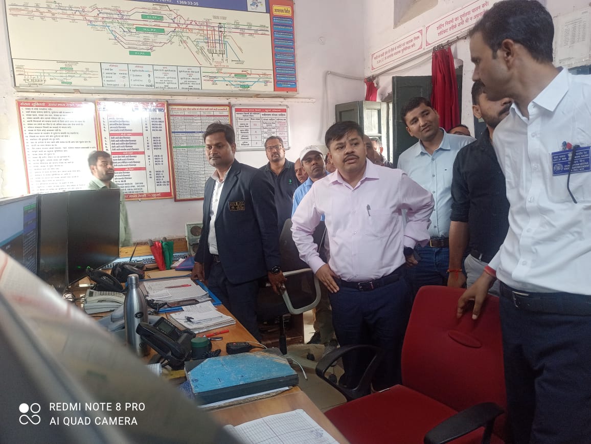 अपर मण्डल रेल प्रबन्धक/सामान्य ने खुर्जा एवं अलीगढ़ जंक्शन के विकास कार्यों की प्रगति का किया निरीक्षण।