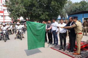 यातायात माह (01-11-2025 से 30-11-2025) का शुभारम्भ कार्यक्रम रिजर्व पुलिस लाइंस कमिश्नरेट प्रयागराज में आयोजित किया गया।