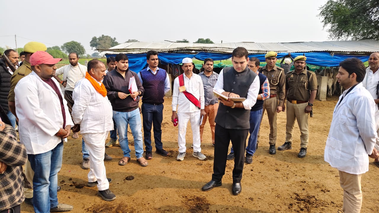 डीएम डॉ अमित पाल ने अस्थायी गौ-आश्रय स्थल, हटवा अब्बासपुर का किया निरीक्षण।
