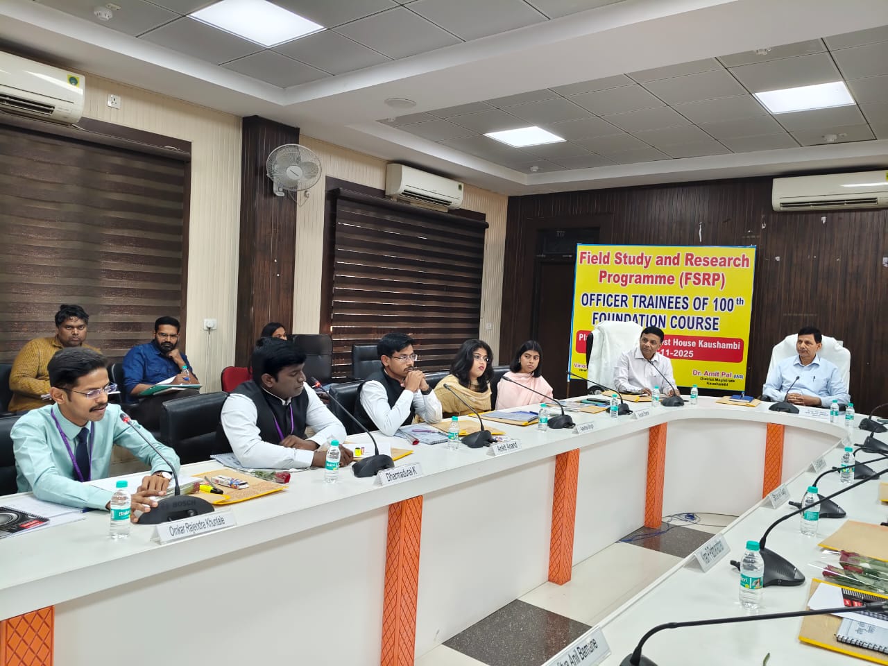 प्रशिक्षु अधिकारियों को जनपद में संचालित विभिन्न योजनाओं व उनके क्रियान्वयन की प्रक्रिया के बारे में दी गई जानकारी।