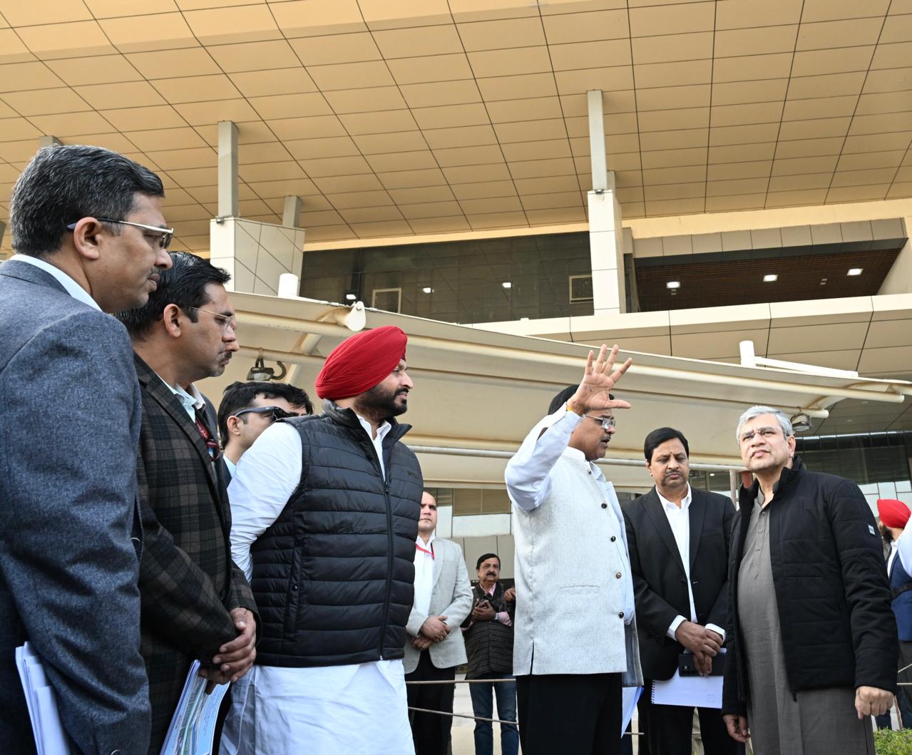 अश्विनी वैष्णव ने चंडीगढ़ स्टेशन के पुनर्विकास कार्यों का निरीक्षण किया।