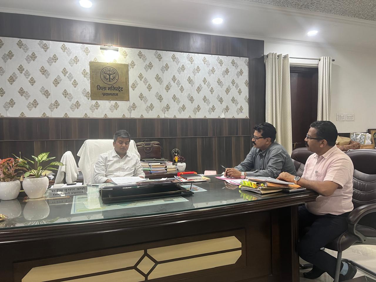 जिलाधिकारी ने सर्किल रेट के सम्बंध में सम्बंधित अधिकारियों के साथ की बैठक।