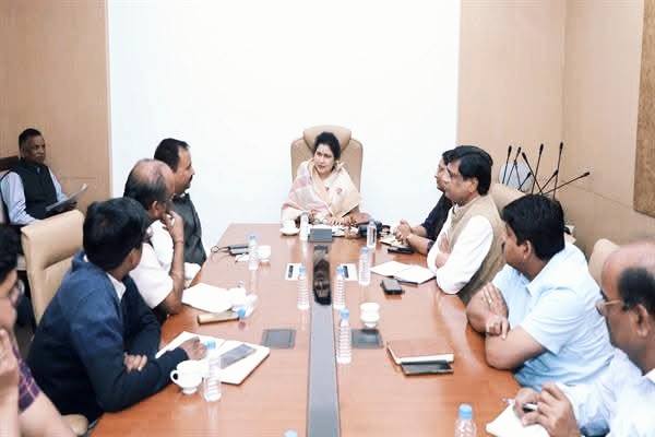 कृष्णा गौर ने अधिकारियों को निर्देश दिए विकास कार्यों में तेजी लाएं, जनता को मिले सीधा लाभ।