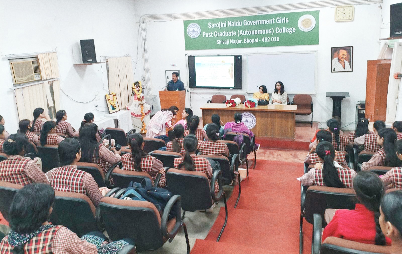 "राष्ट्रीय एकता दिवस" के अवसर पर प्राचार्यों द्वारा राष्ट्रीय एकता, अखंडता और सुरक्षा की शपथ दिलाई।