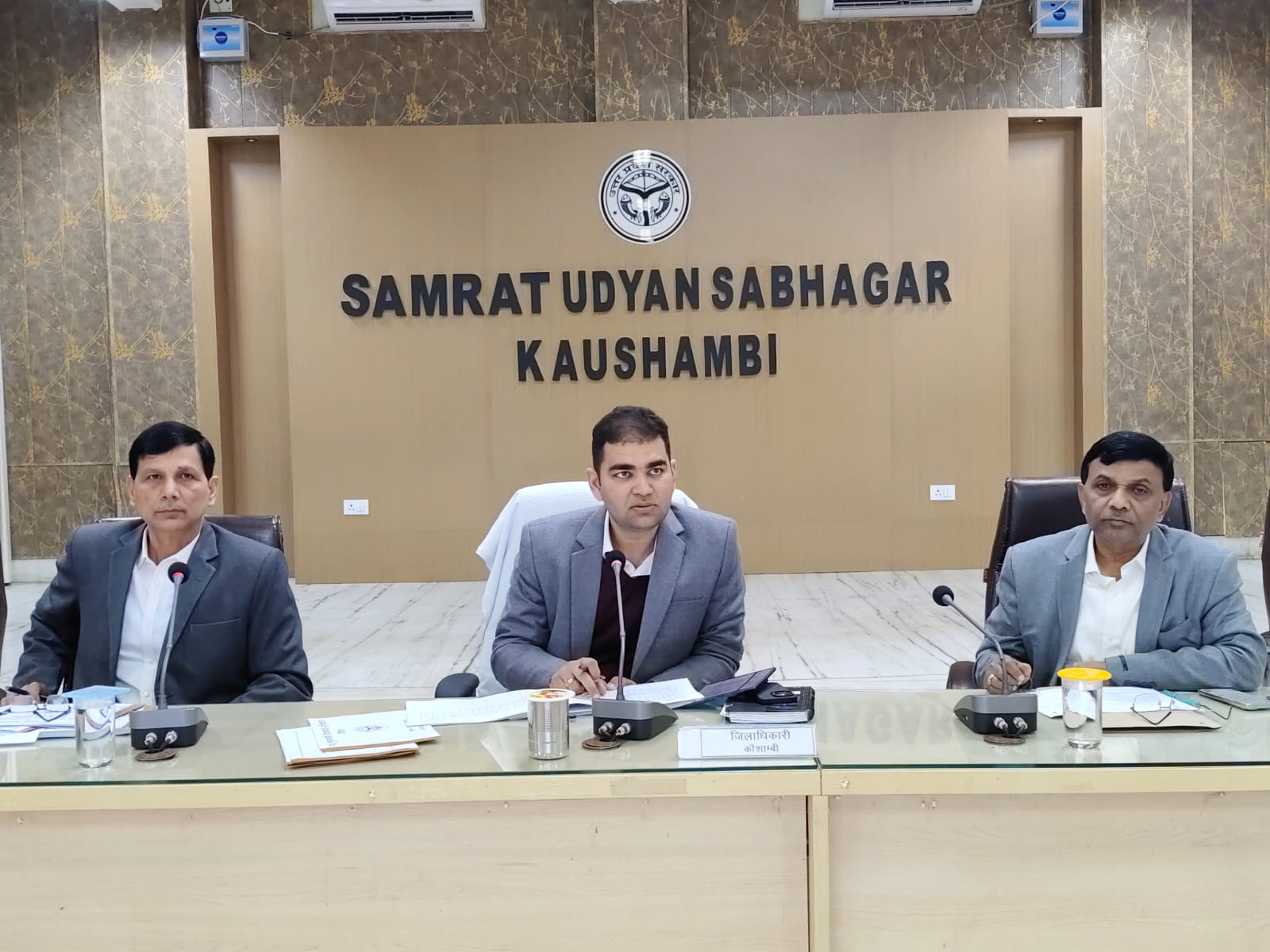 डीएम डॉ अमित पाल ने सीएम डैशबोर्ड पर प्रदर्शित योजनाओं की प्रगति की समीक्षा की।