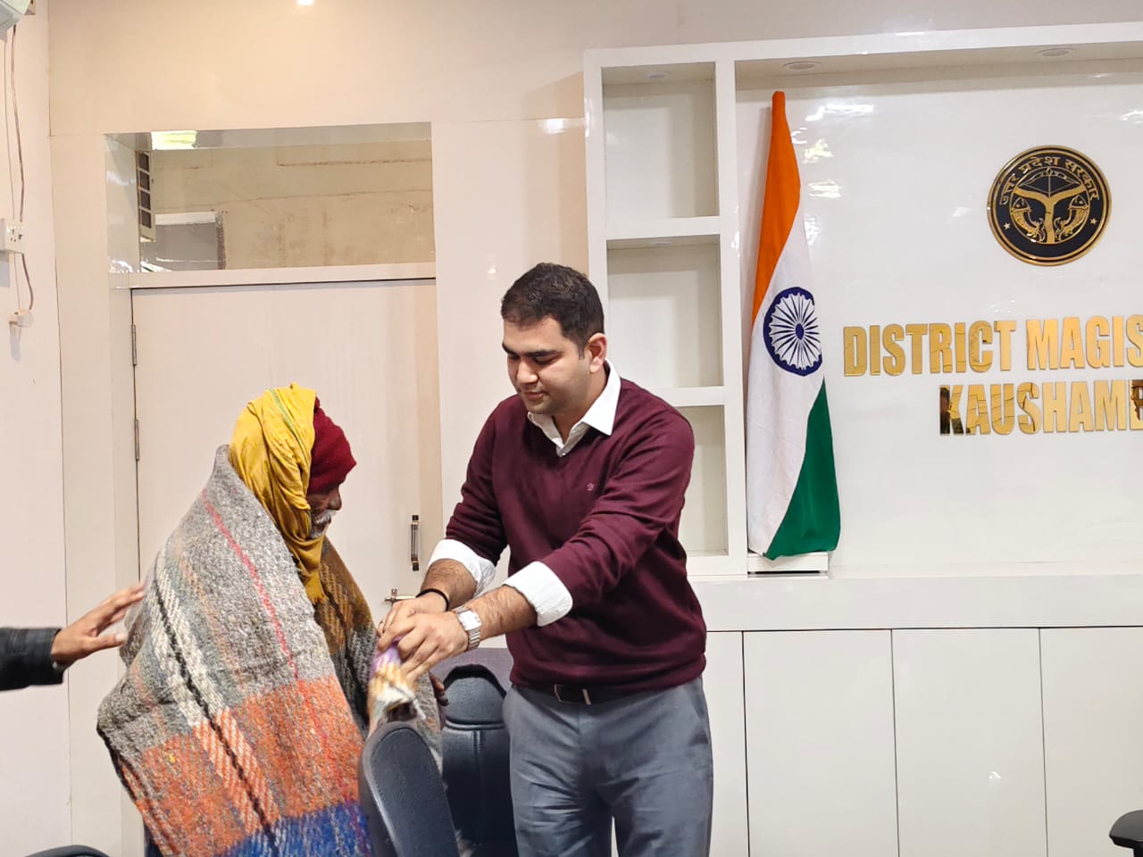 जिलाधिकारी डॉ अमित पाल ने जनता दर्शन में आये वृद्ध को प्रदान किया कम्बल।