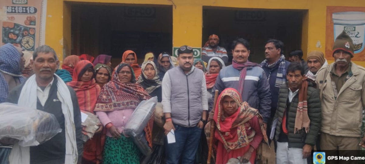 बढ़ती ठंड को देखते हुए तहसीलदार चायल पुष्पेंद्र गौतम ने काजीपुर में बांटे असहायों को कंबल।