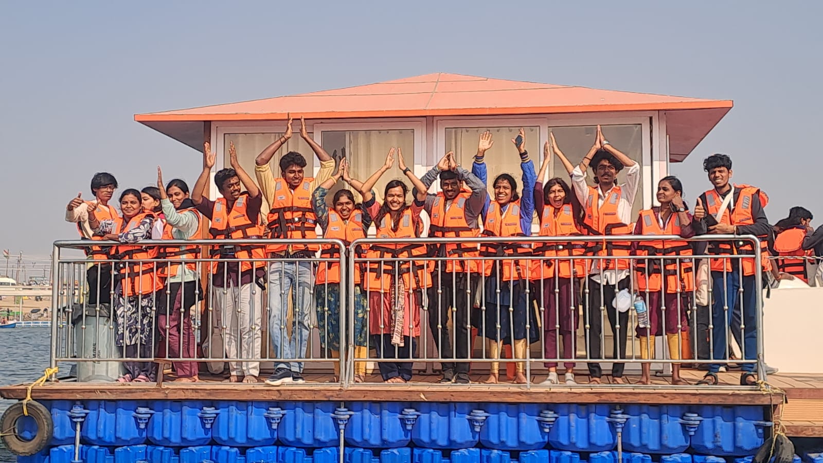 संगम क्षेत्र के विहंगम एवं मनोहारी दृश्य देखकर अभिभूत हुए काशी तमिल संगमम् टीम के सदस्यगण।