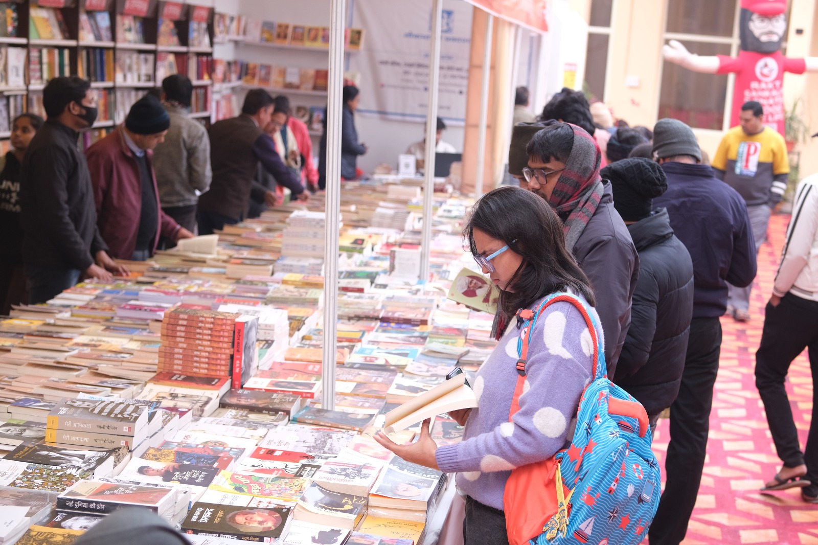 प्रयागराज पुस्तक मेले का चौथा दिन, ‘गुनाहों का देवता’ और ‘कैकेयी के राम’ से रुबरु होते पाठक।