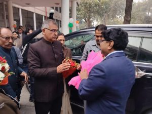 न्यायमूर्ति बी.आर. सर्राफ को डिस्ट्रिक बार एसोशिएशन कौशाम्बी अध्यक्ष दिलीप पाण्डेय ने दिया स्मृति चिन्ह।