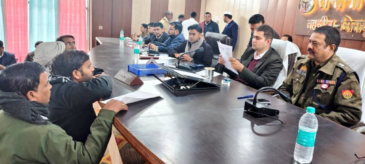 डीएम डॉ अमित पाल एवं एसपी राजेश कुमार ने तहसील सिराथू में सुनी जनशिकायतें।