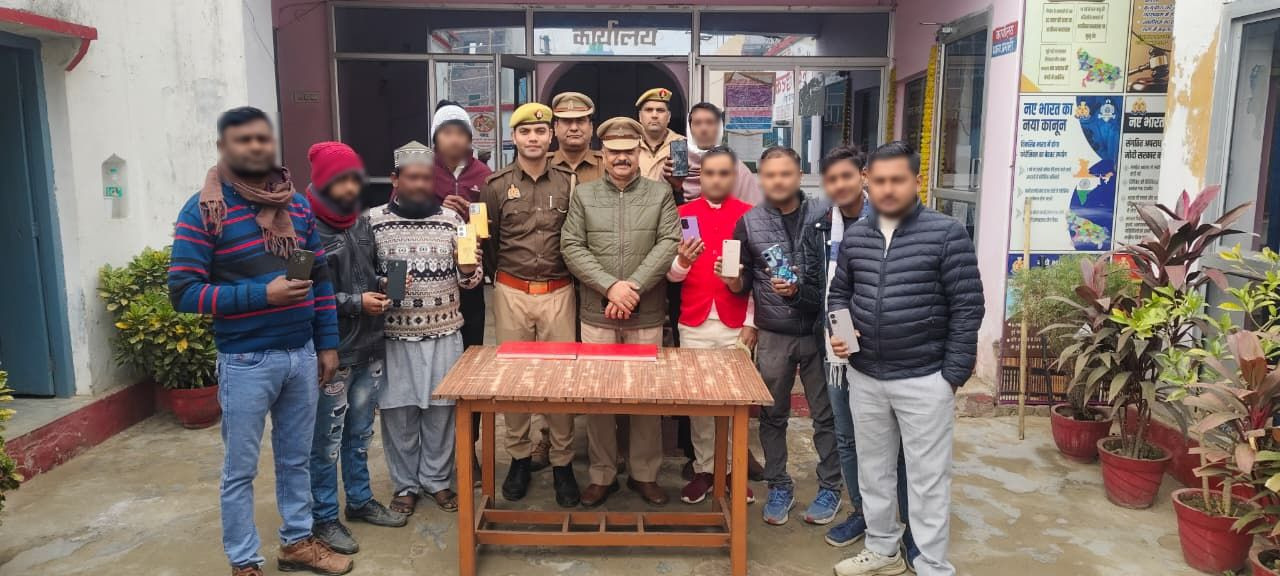 साइबर सैल थाना सैफनी द्वारा आमजन के गुम हुए 09 मोबाईल फोन (अनुमानित कीमत 03 लाख रुपये) को CEIR PORTAL के माध्यम से प्राप्त शिकायतो पर कार्यवाही करते हुए किया गया बरामद।