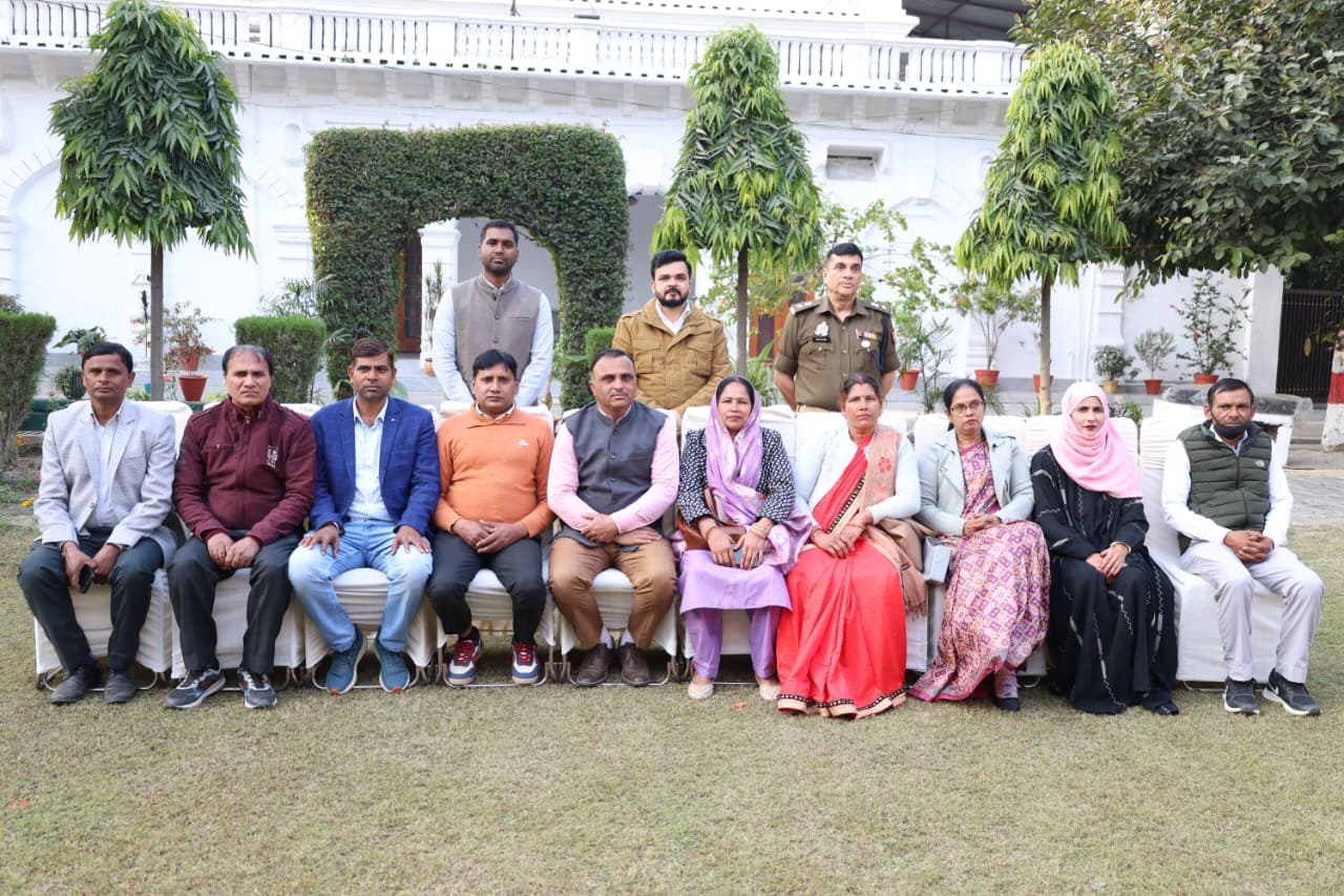 एसआईआर प्रक्रिया में बड़ी उपलब्धि, 85% काम पूरा, डीएम ने पहले 10 बीएलओ को सम्मानित किया, साथ बैठकर किया दोपहर का भोजन।