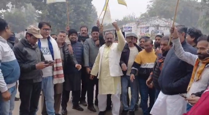 रामपुर उद्योग व्यापार प्रतिनिधि मंडल के कार्यालय तिलक नगर कॉलोनी से पदाधिकारी व व्यापारी साथी इकट्ठा होकर कलेक्टेट पहुंचे।