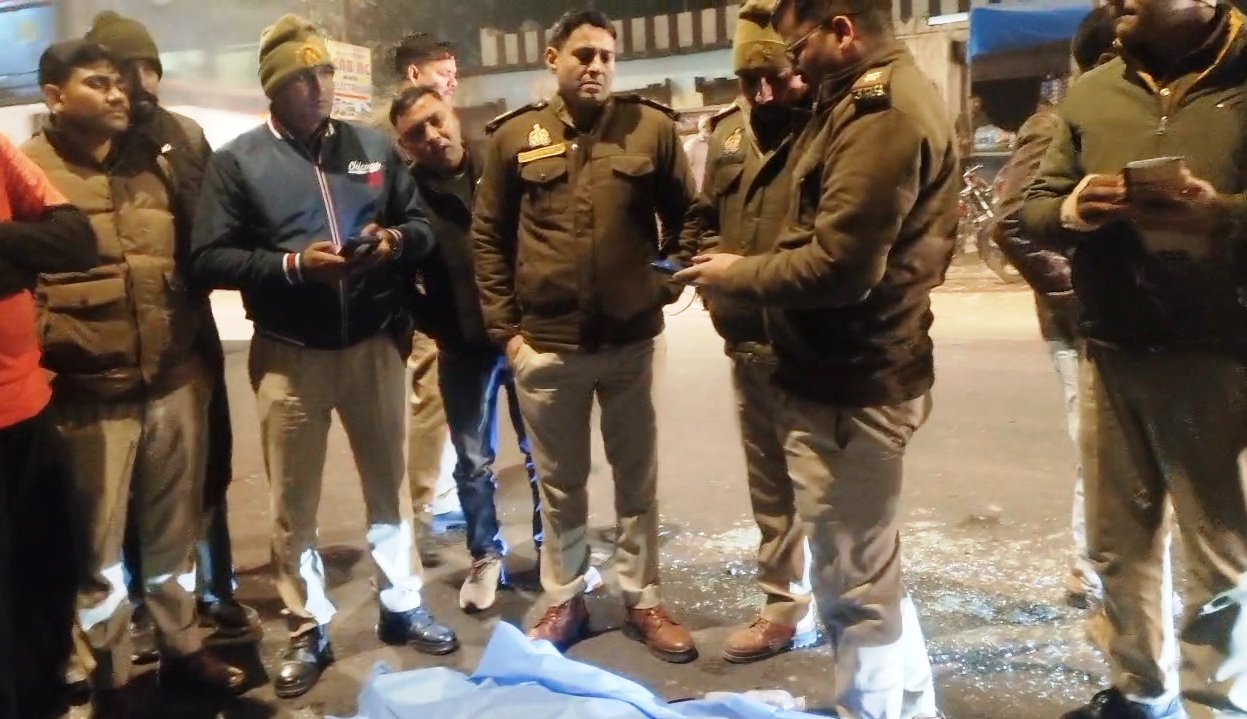 रामपुर में हाईवे रोड पर पिकअप और कार के बीच भीषण टक्कर एक व्यक्ति की मौत हो गई कई लोग गंभीर रूप से घायल हुए।
