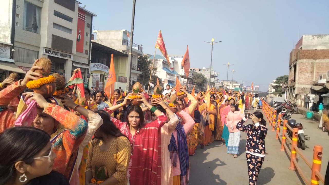 भागवत कथा से पहले निकली कलश यात्रा, सैकड़ो महिलाएं हुई कलश यात्रा में शामिल।