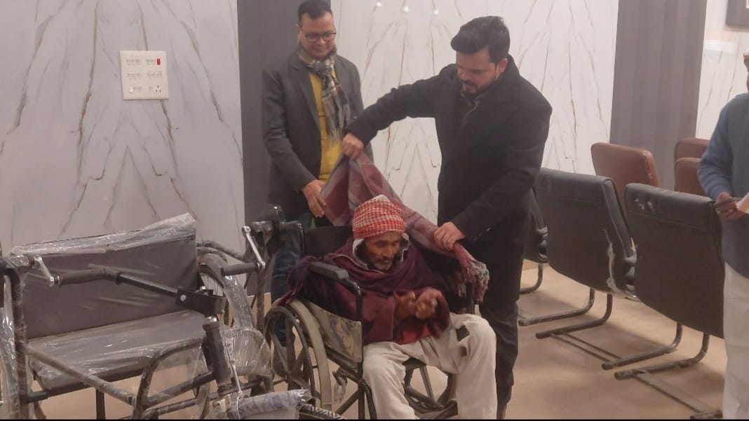 जिलाधिकारी अजय द्विवेदी ने बुजुर्ग को कंबल ओढ़ाकर किया सम्मानित।