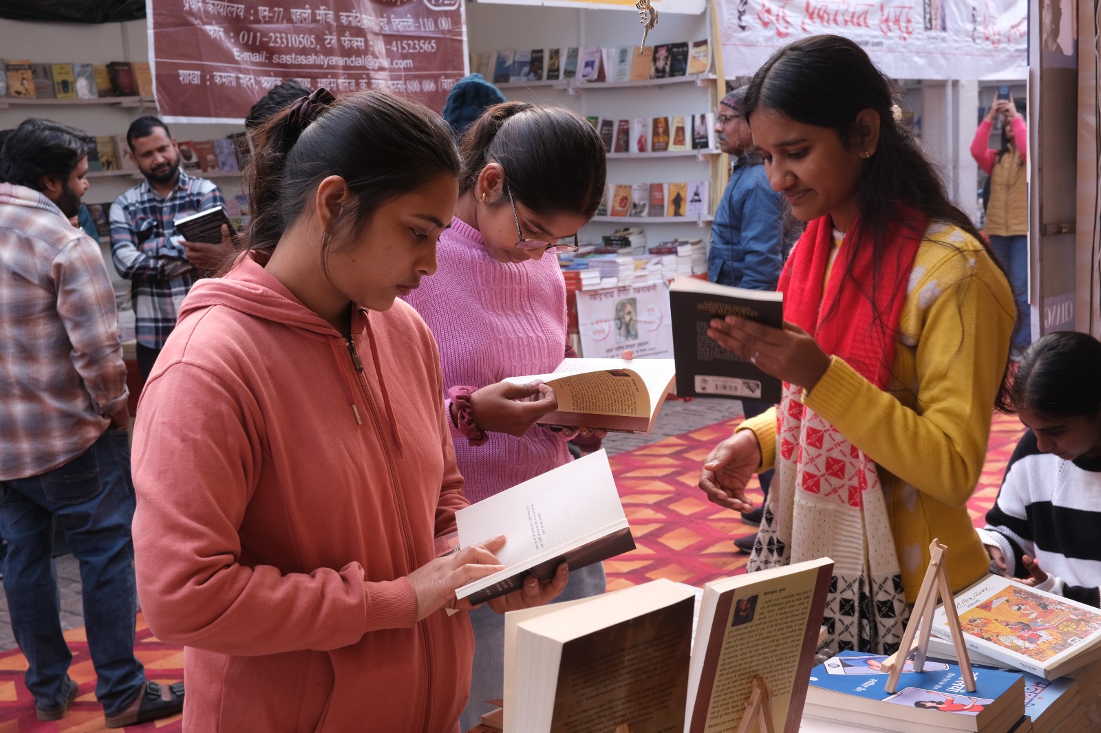 पुस्तक मेले का आठवां दिन, पुस्तक विमोचन के साथ ‘प्रोफेसर की डायरी’ और ‘नौकर की कमीज़’ पाठकों की पहली पसंद।