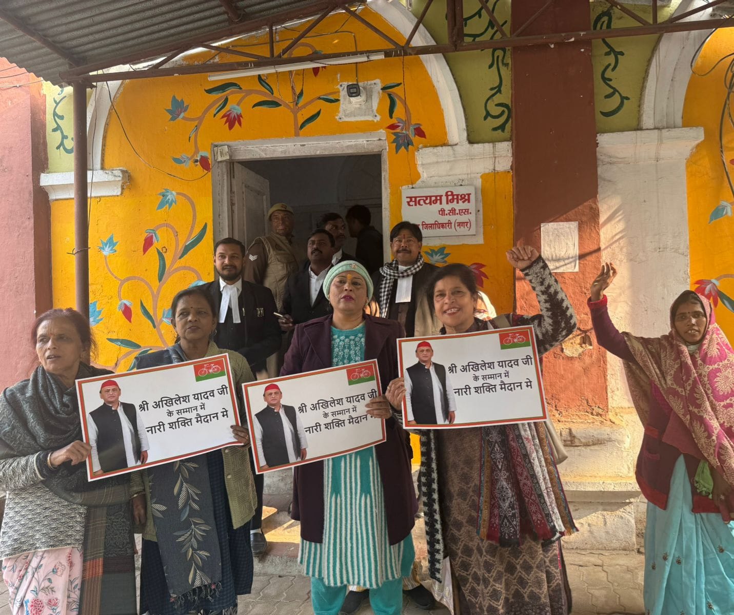 बिहार के मुख्यमंत्री द्वारा एक महिला का हिजाब खींचने पर सपा का प्रदर्शन।