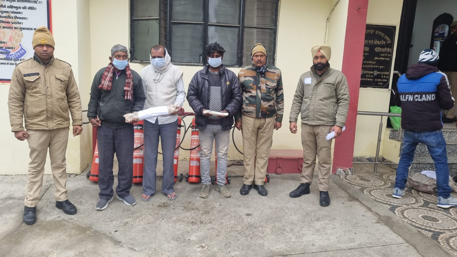 चोरी की योजना बनाते हुए 03 अभियुक्त चोरी करने के सामान व 01 अदद नाजायज तमन्चा के साथ गिरफ्तार।