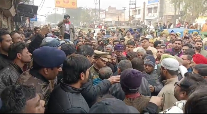 मुरादाबाद रेलवे टीम और दुकानदारों में चार घंटे खींचतान, तीन दुकानें सील, रोका गया अतिक्रमण हटाओ अभियान।