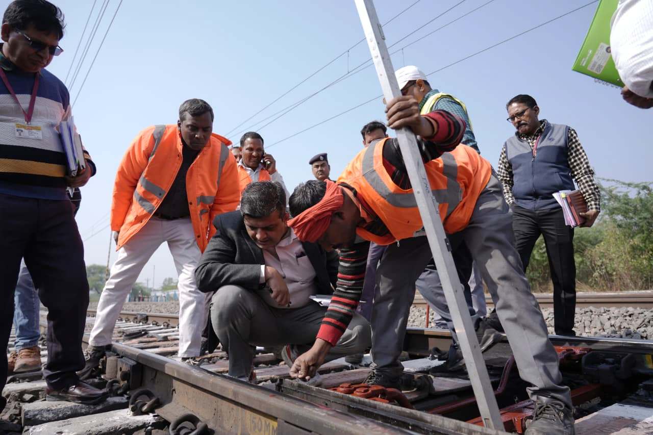 दो दिवसीय संरक्षा ऑडिट के पहले दिन संरक्षा ऑडिट टीम ने किया प्रयागराज - मानिकपुर खंड का निरीक्षण।