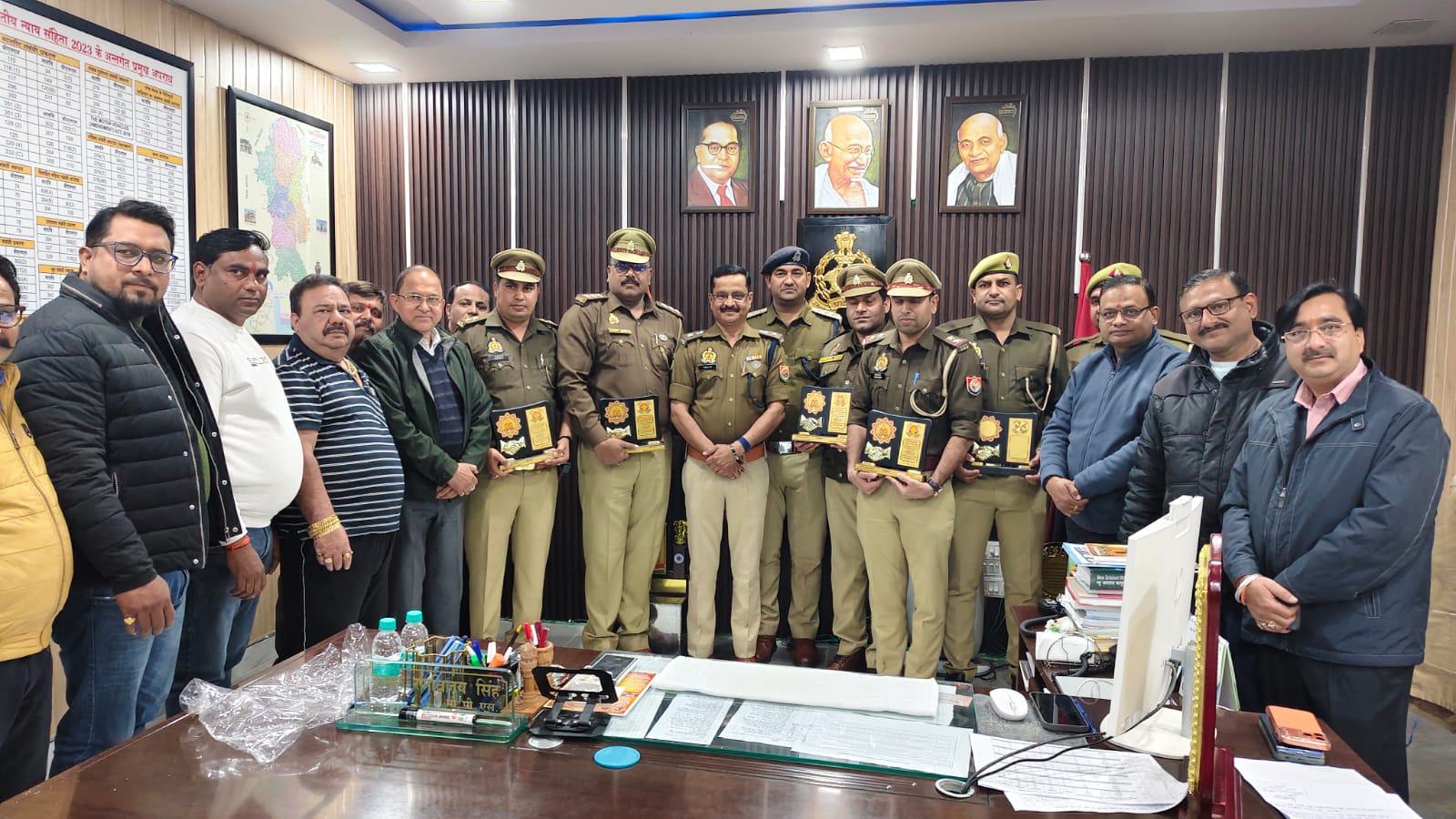 संयुक्त व्यापार मंडल ने एस पी सिटी ऑफिस पहुंचकर एसएचओ सिविल लाइन और सर्विस लाइन टीम मोमेंटो को किया सम्मानित।