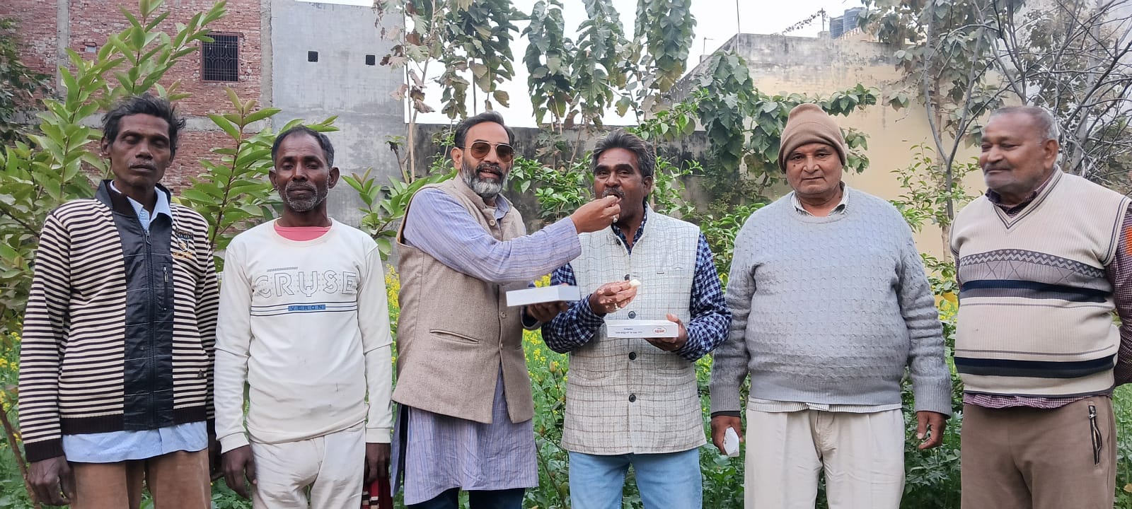 नेशनल हेराल्ड मामले में क्लीन चिट मिलने पर कांग्रेसियों में खुशी की लहर; बांटी गई मिठाइयां।