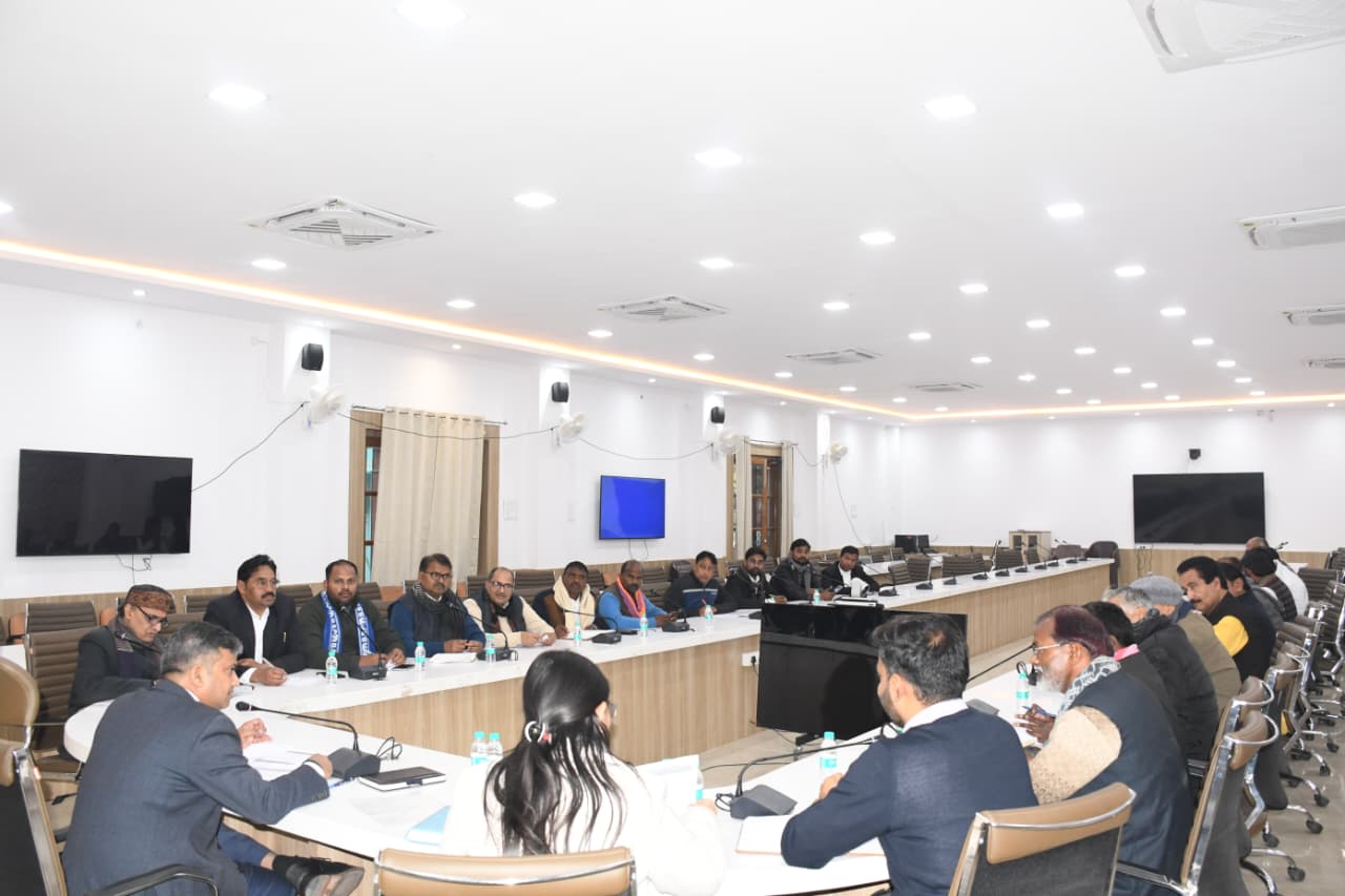 जिलाधिकारी ने विधानसभा निर्वाचन क्षेत्रों की निर्वाचक नामावलियों के विशेष प्रगाढ़ पुनरीक्षण कार्यक्रम के सम्बंध में मान्यता प्राप्त राष्ट्रीय एवं राज्यीय राजनैतिक दलों के प्रतिनिधियों के साथ की बैठक।