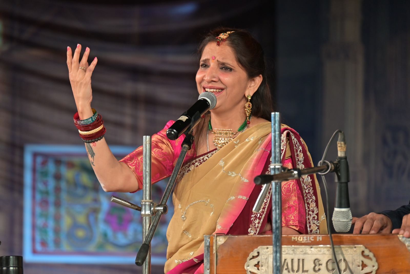 शिल्प मेले में भक्ति गीतों से श्रोता मंत्रमुग्ध, सिद्धी लोकनृत्य ने दर्शकों में भरा रोमांच।