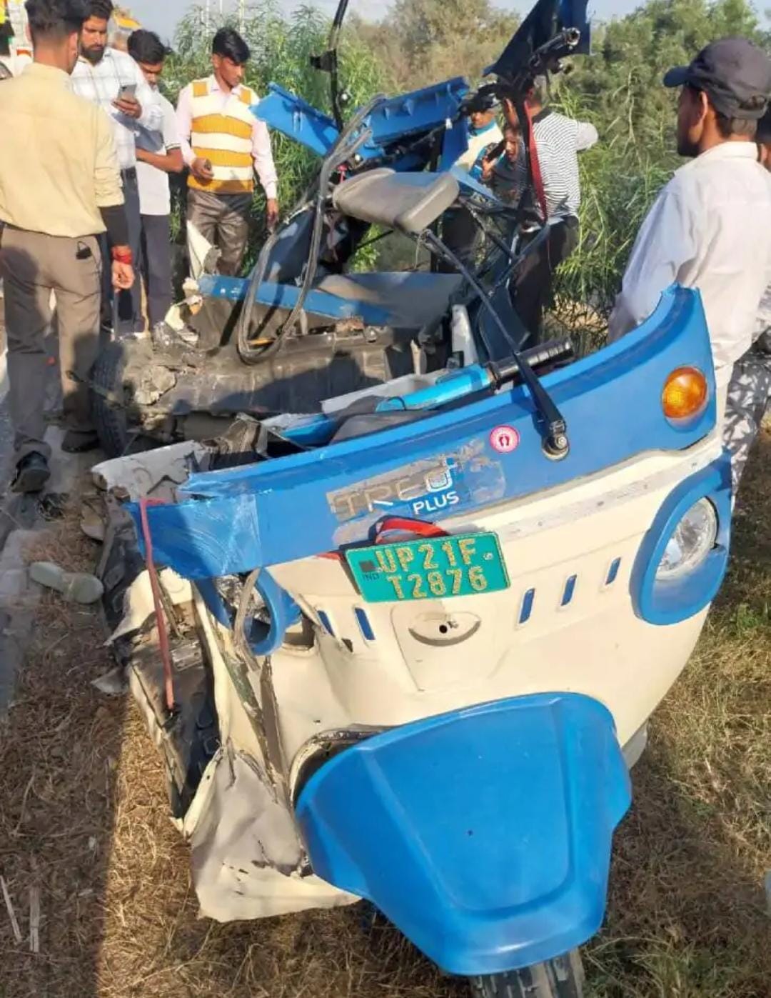 मुरादाबाद में दिल दहला देने वाला हादसा, शादी से लौट रहे परिवार टेंपो हादसे का शिकार, 6 लोगों ने दम तोड़ा।