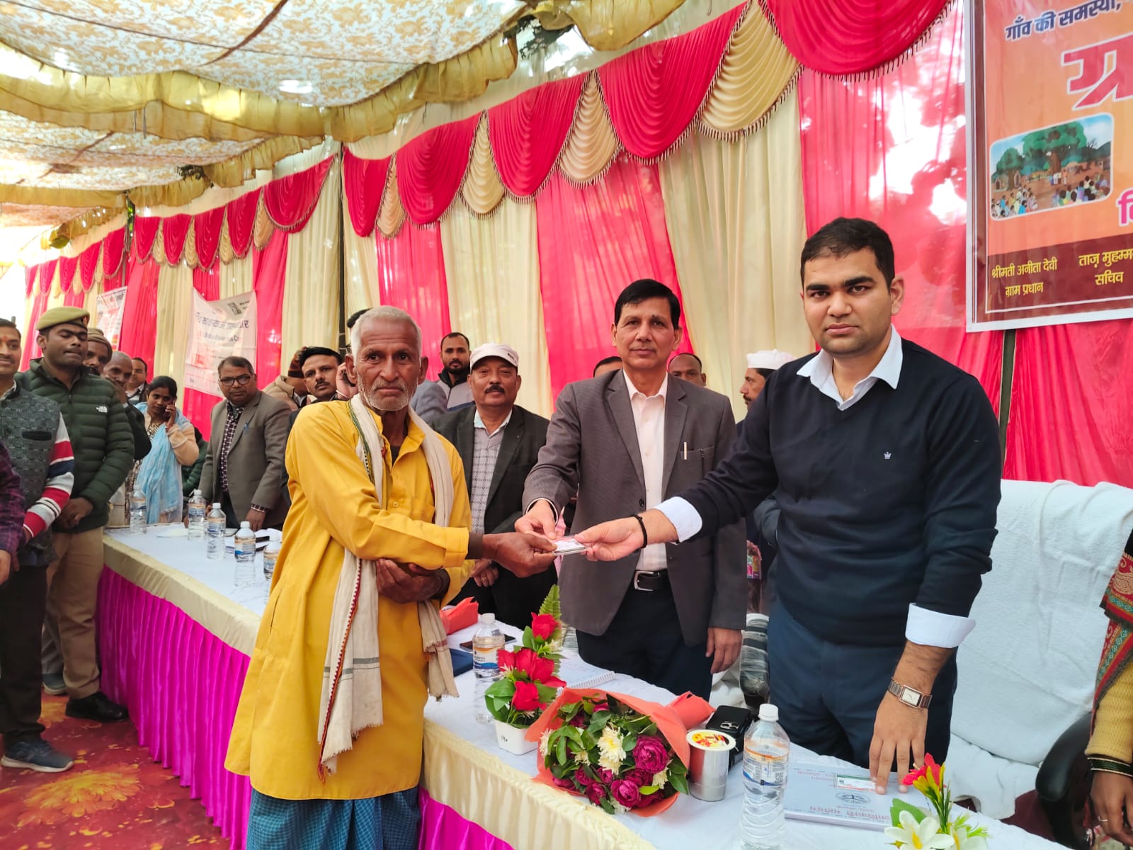 कैम्प लगाकर पात्र लोगों को राशन कार्ड बनवाएं संबंधित अधिकारी- डीएम डॉ अमित पाल।