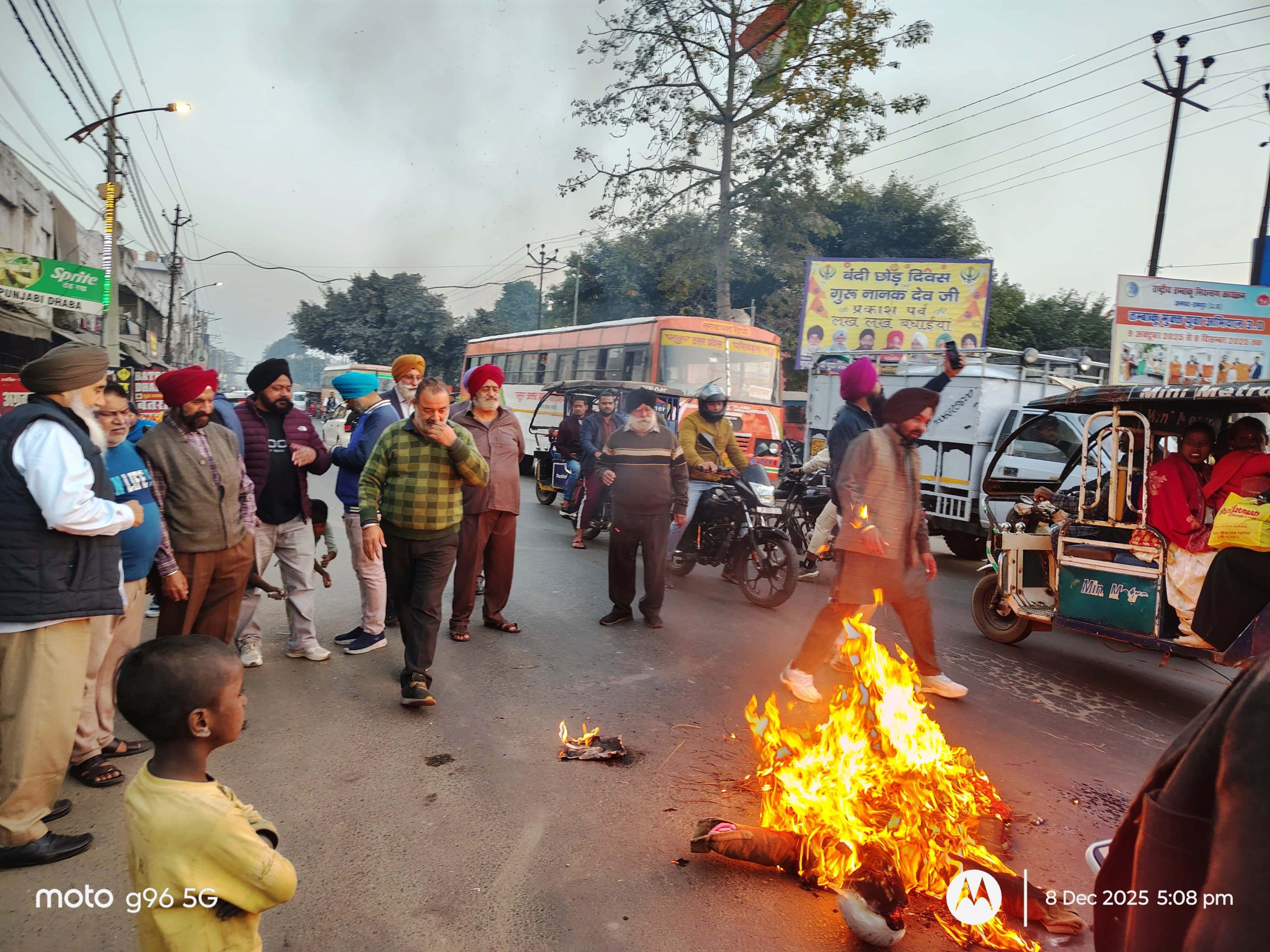 रामपुर में वीर खालसा सेवा समिति की ओर से उत्तरांचल के एक नेता ‌जिसने सिखों के खिलाफ अभद्र भाषा का प्रयोग को लेकर सिखों में आक्रोश फुका पुतला।