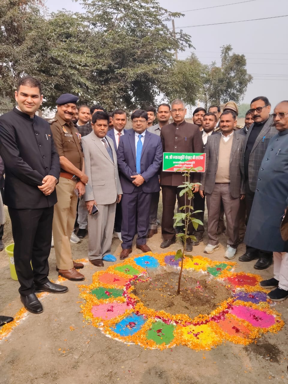 न्यायमूर्ति बी.आर. सर्राफ को डिस्ट्रिक बार एसोशिएशन कौशाम्बी अध्यक्ष दिलीप पाण्डेय ने दिया स्मृति चिन्ह।