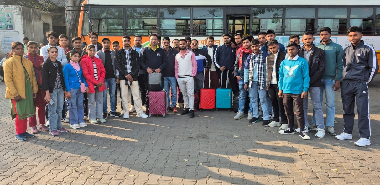 मेरा युवा भारत का युवा आदान-प्रदान कार्यक्रम के अंतर्गत युवाओं का दल बनारस खाना।