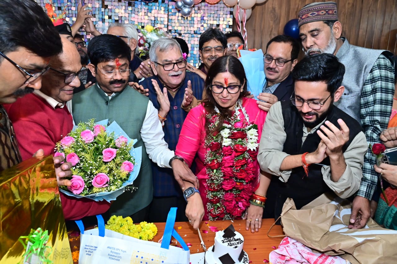 पूर्व महापौर ने मंत्री नन्दी एवं समर्थकों के साथ केक काटकर मनाया अपना जन्मदिन।