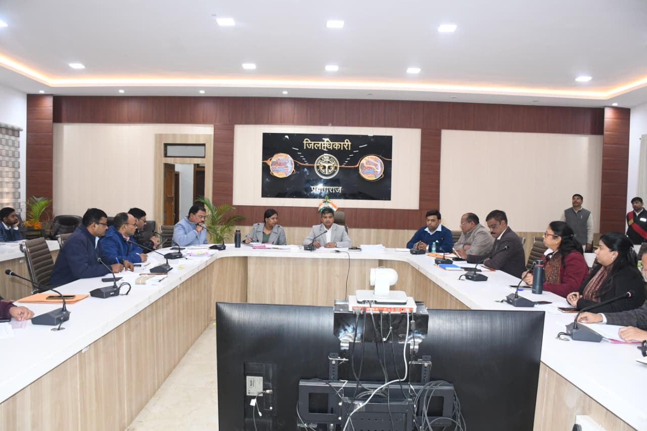 प्रयागराज जिलाधिकारी की अध्यक्षता में मुख्यमंत्री डैशबोर्ड एवं निर्माण कार्यों की समीक्षा बैठक सम्पन्न।