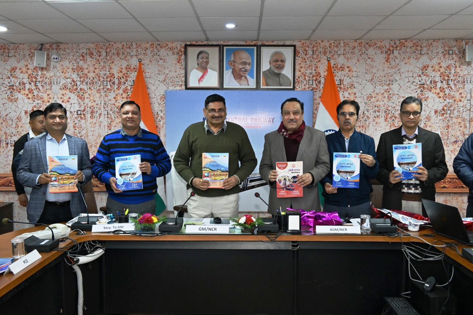 उत्तर मध्य रेलवे के महाप्रबंधक नरेश पाल सिंह ने जारी की तीनों मंडलों की नई 'कार्य संचालन समय सारणी'।