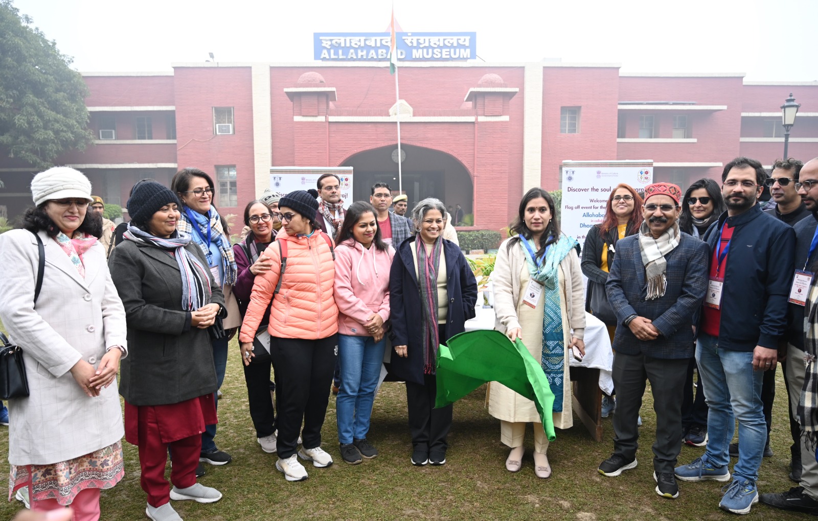 मण्डलायुक्त/निदेशक, इलाहाबाद संग्रहालय द्वारा विरासत यात्रा का हरी झंडी दिखाकर किया गया शुभारम्भ।