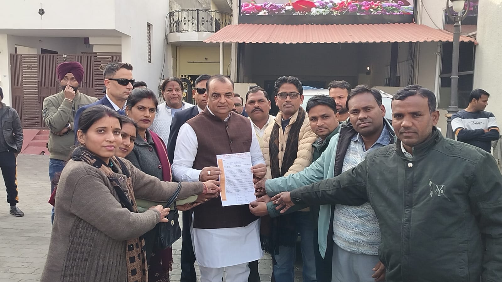 छ सूत्रीय मांगों को लेकर शहर विधायक आकाश सक्सेना को दिया ज्ञापन।