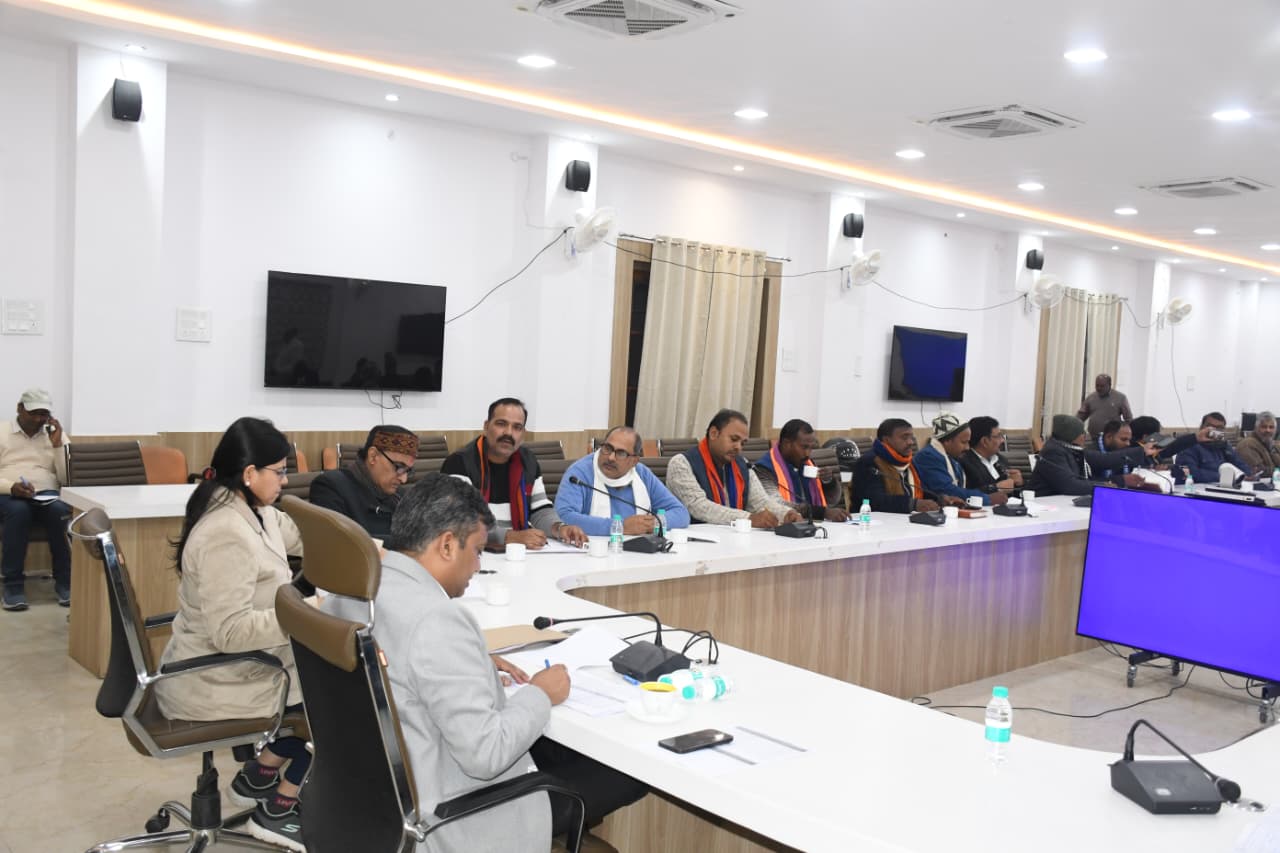 डीएम मनीष कुमार वर्मा ने विधानसभा निर्वाचन क्षेत्रों की निर्वाचक नामावलियों के विशेष प्रगाढ़ पुनरीक्षण कार्यक्रम के सम्बंध में मान्यता प्राप्त राष्ट्रीय एवं राज्यीय राजनैतिक दलों के प्रतिनिधियों के साथ की बैठक।