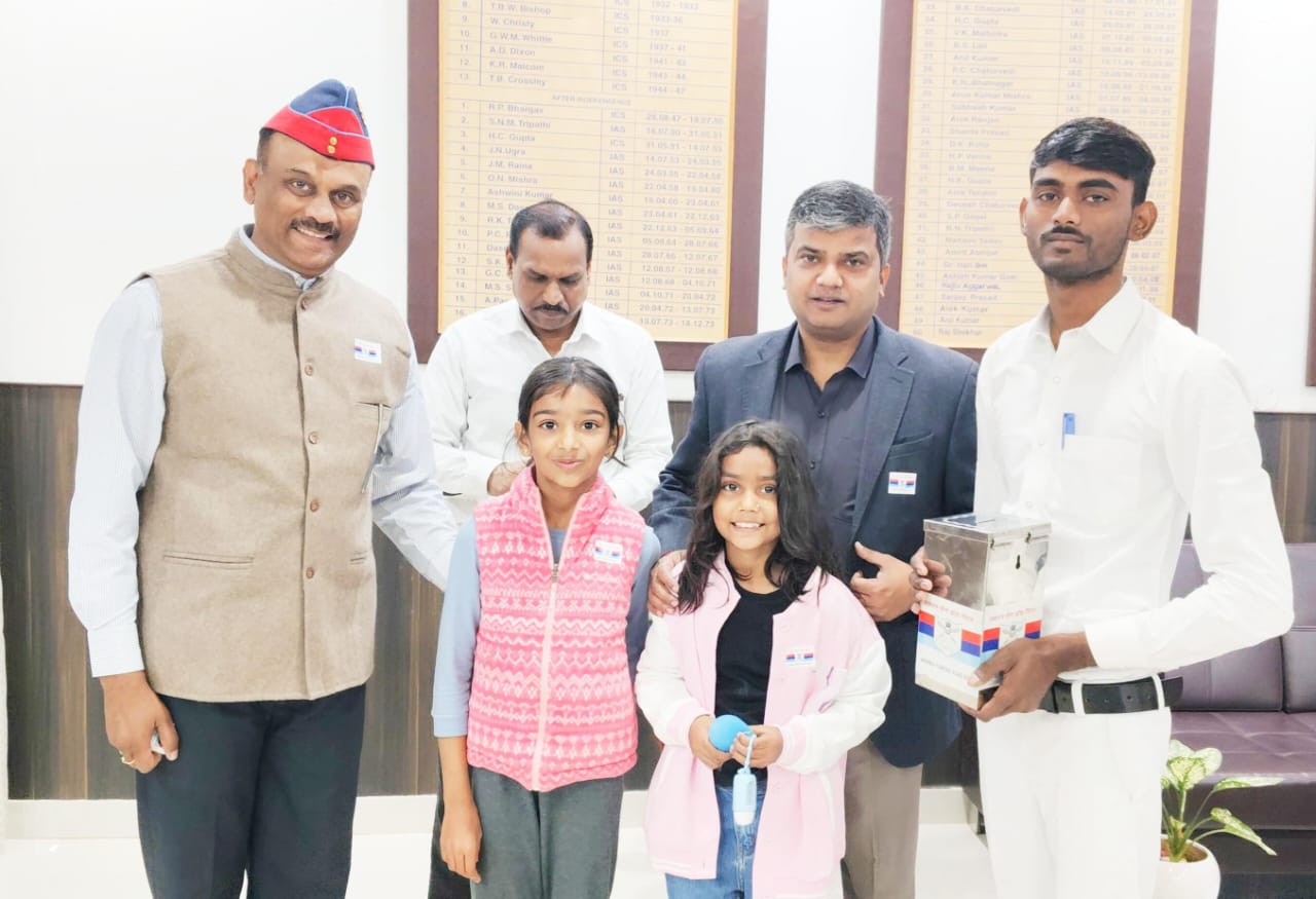 जिलाधिकारी ने स्वैच्छिक अंशदान देकर धन संग्रह का किया शुभारम्भ।