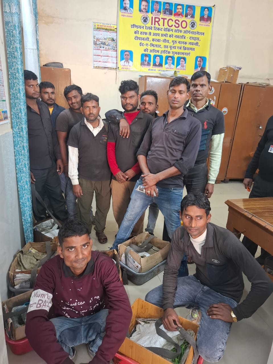 टूंडला जंक्शन पर चेकिंग अभियान में पकड़े गए 10 अवैध वेंडर।