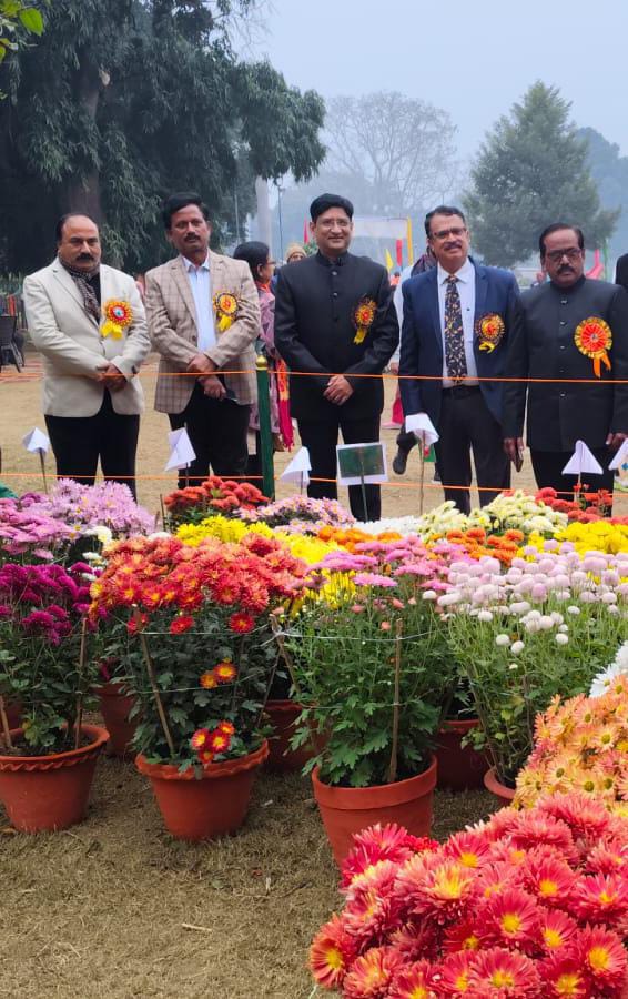 गुलदाउदी एवं कोलियस प्रदर्शनी-2025 हुआ आयोजन।