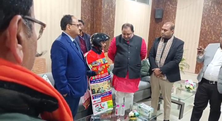 बनारस की बेटी दृष्टि मिश्रा के कार्यों से प्रफुल्लित परिवहन मंत्री दयाशंकर सिंह।