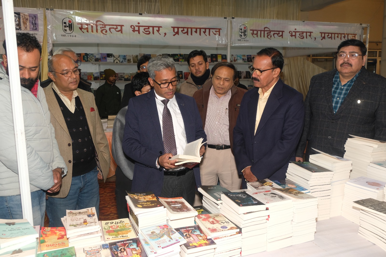 किताबों को दोस्त बनाएं: न्यायमूर्ति