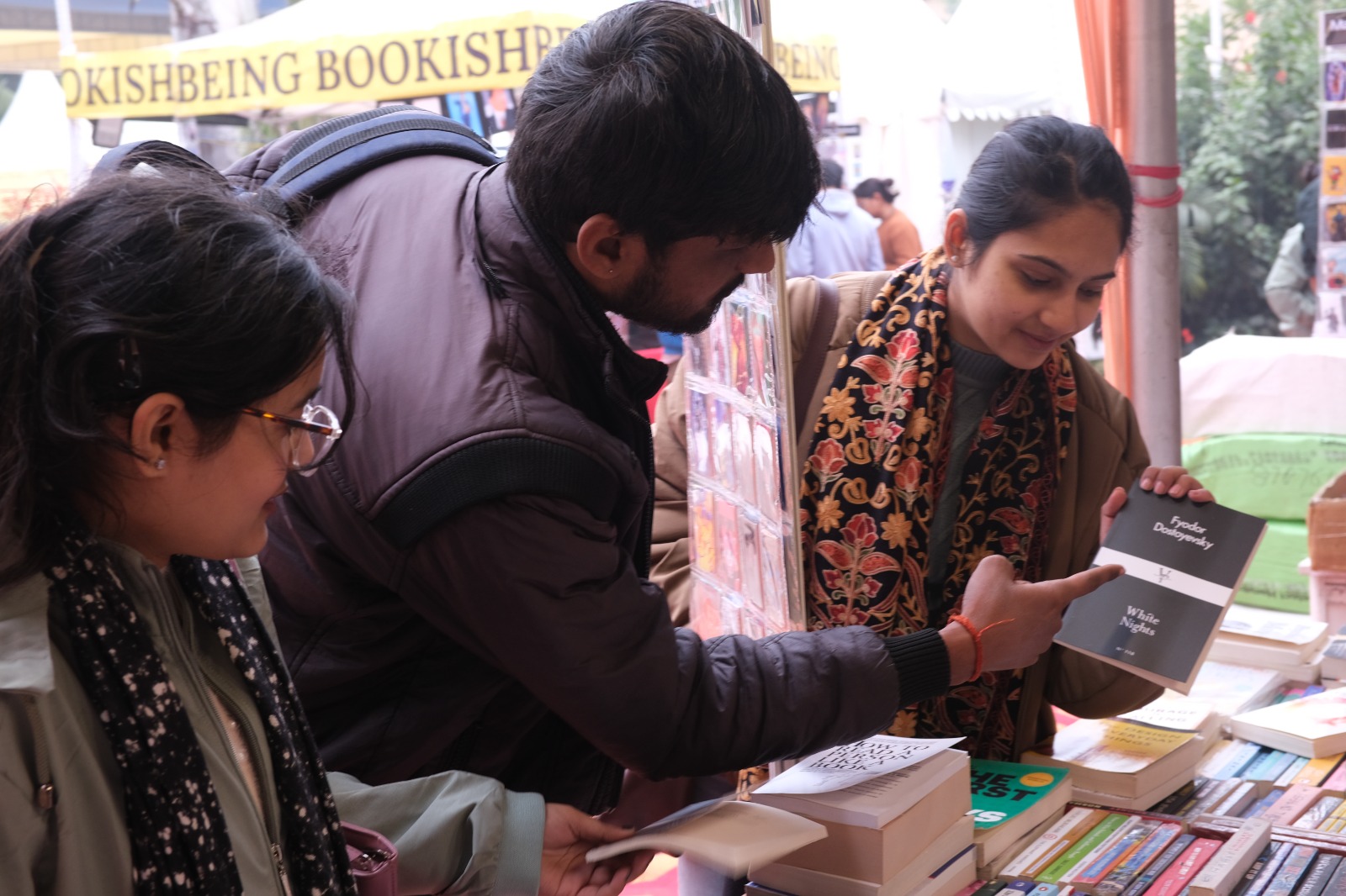 पुस्तक मेले का सातवां दिन, किताबों की दुनिया में महापुरुषों को खोजते पाठक।